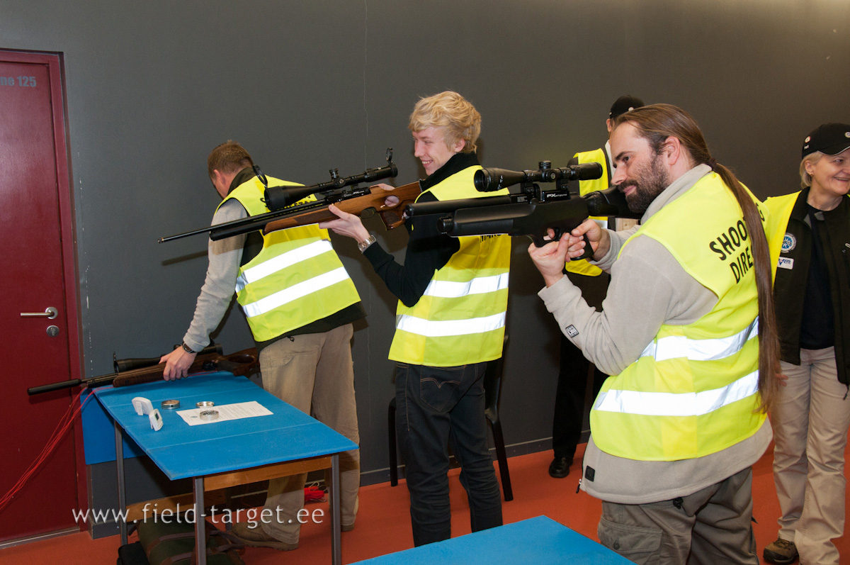 Treenerid/kohtunikud kontrollivad relvi